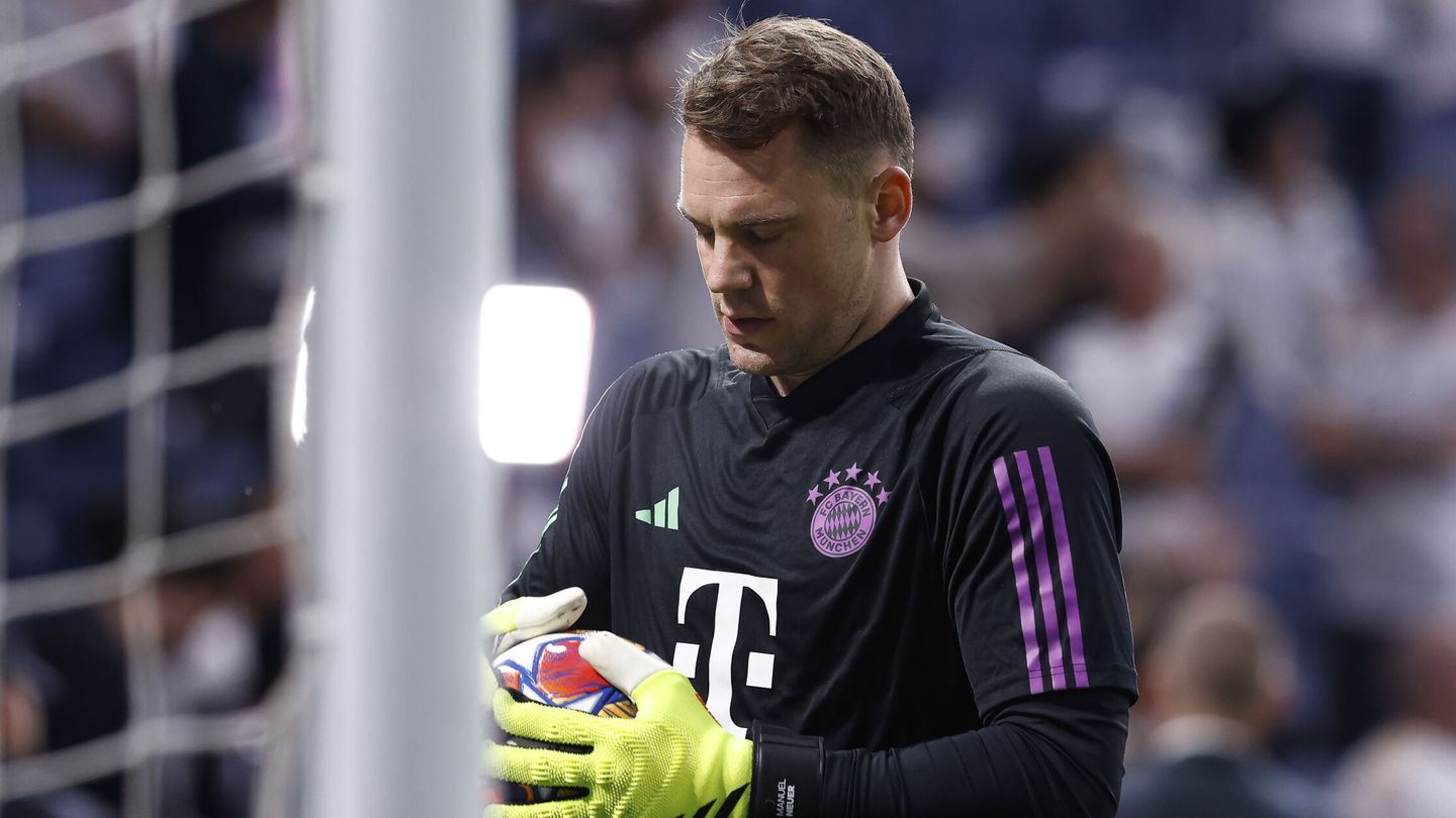 Manuel Neuer of Bayern Munich warms up during the UEFA Champions League, Semi Final Second Leg, football match played between Real Madrid and FC Bayern Munich at Santiago Bernabeu stadium on May 08, 2024 in Madrid, Spain.AFP7 08/05/2024 ONLY FOR USE IN SPAIN