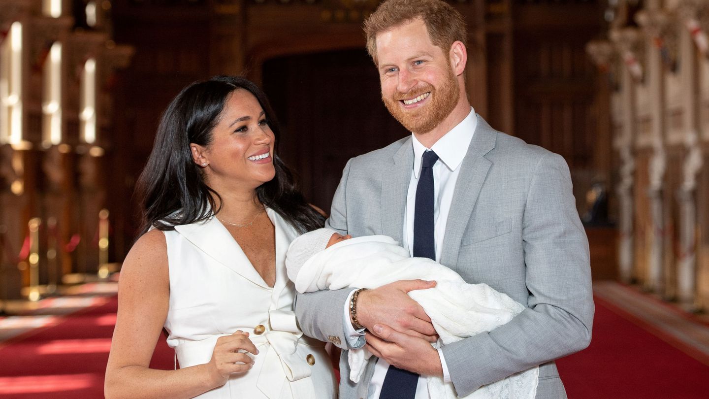 Meghan y Harry presentando a su primer hijo. (Reuters)