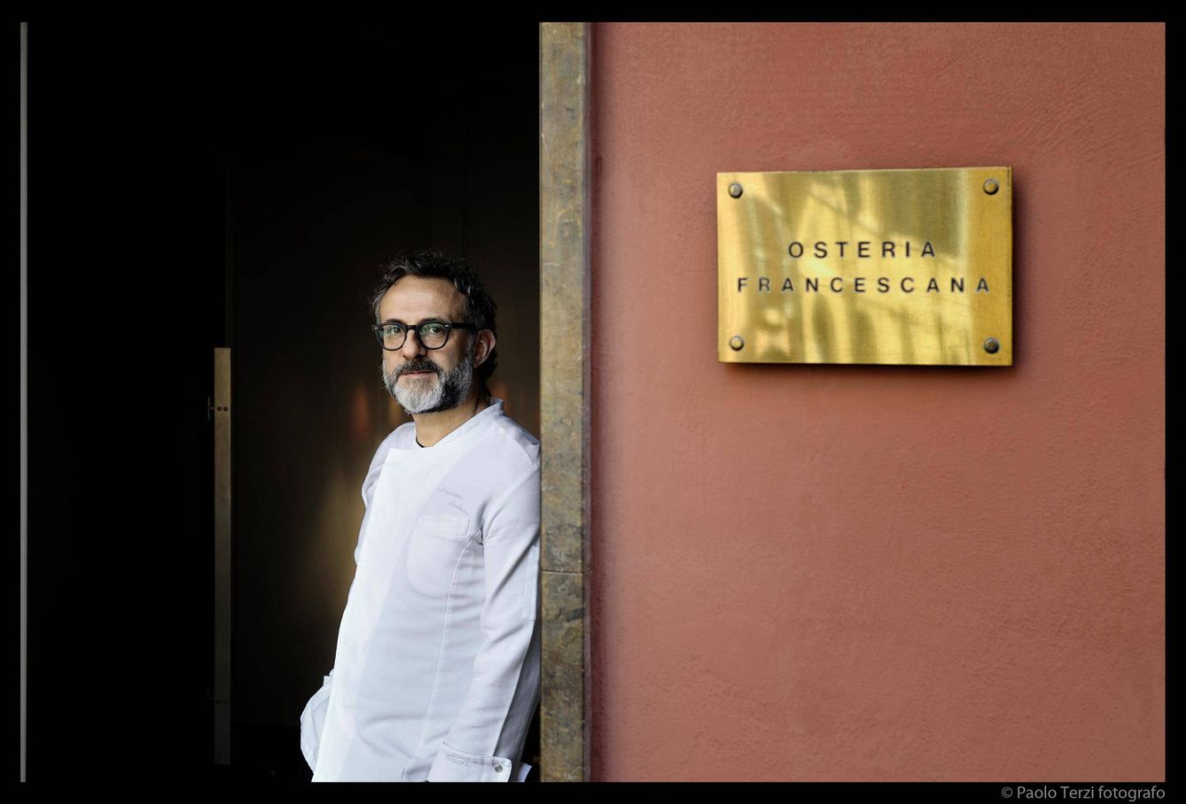 Foto: Massimo Bottura, a la puerta de la Osteria Francescana (Foto: Facebook)