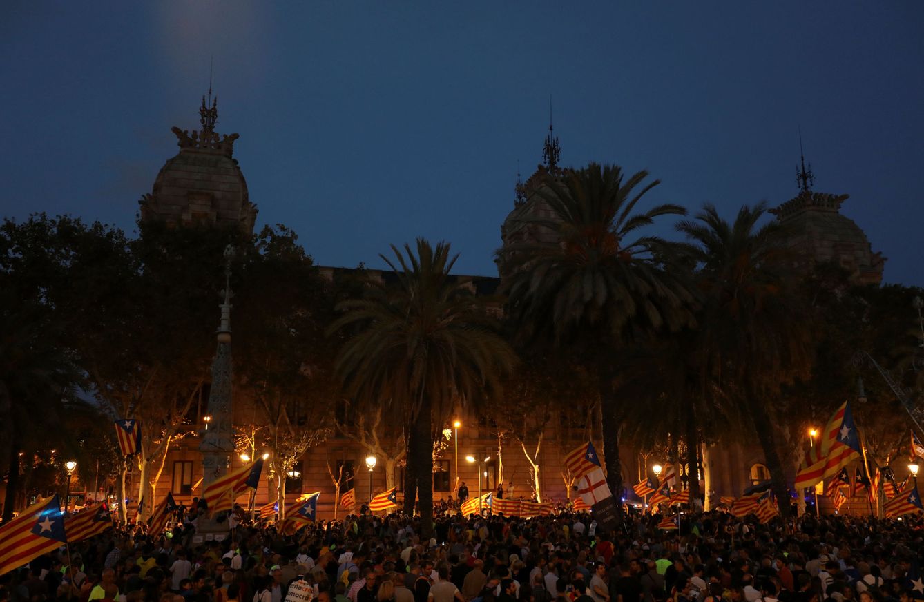 Los manifestantes, congregados frente al Arco del Triunfo anoche. (Reuters)