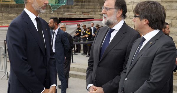Foto: El Rey de Felipe VI hablando con el presidente del Gobierno, Mariano Rajoy, y el presidente de la Generalitat de Cataluña, Carles Puigdemont. (Efe) 