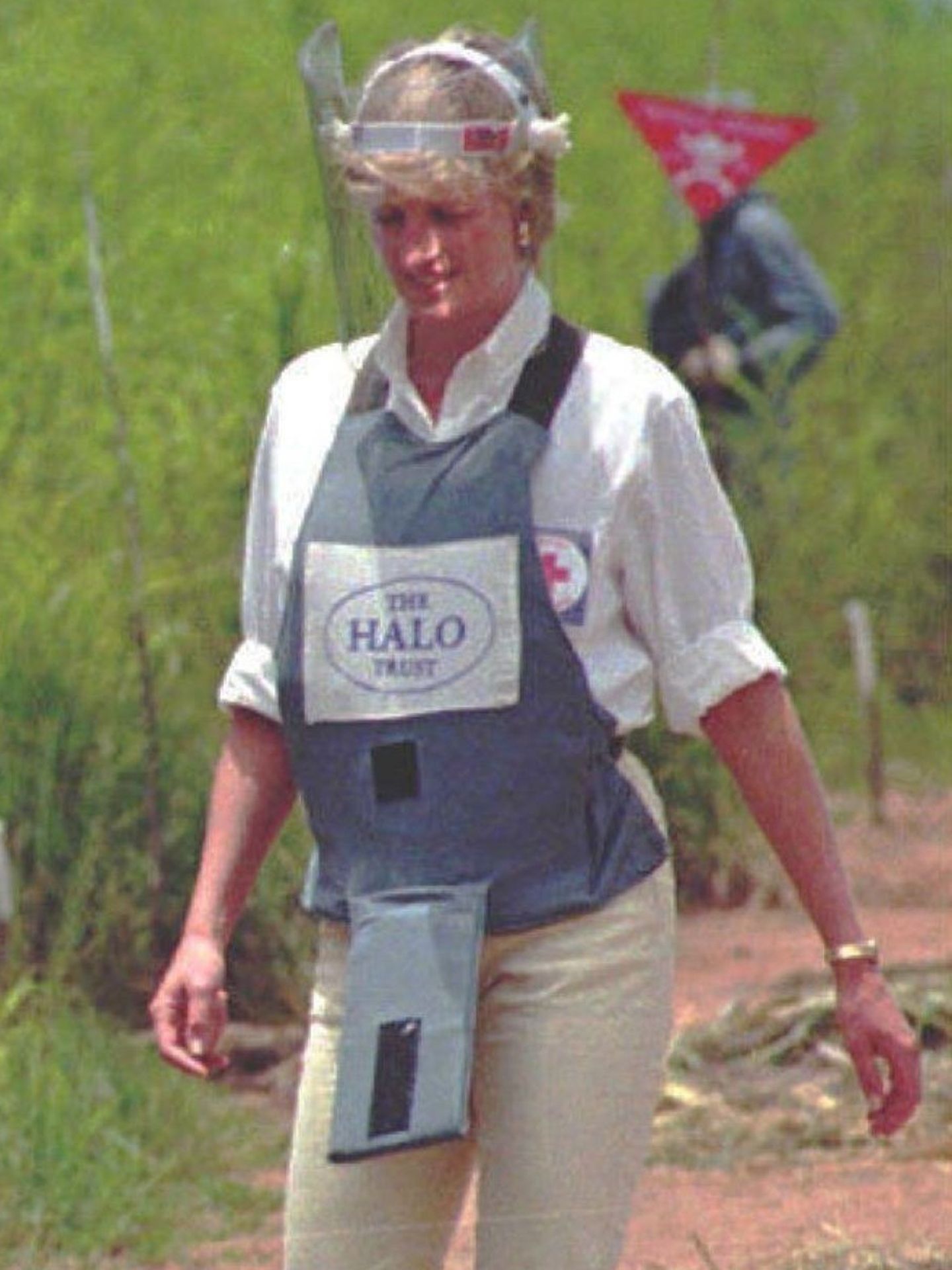 Lady Di, caminando entre minas en 1997. (EFE/EPA/Antonio Cotrim)