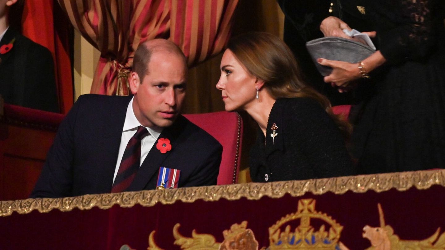 Los duques de Cambridge conversando en el Royal Alber Hall de Londres. (REUTERS/Geoff Pugh/Pool)