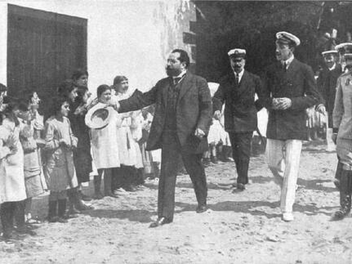 Foto: Alfonso XIII visitando un sanatorio en 1914. (Dominio público)
