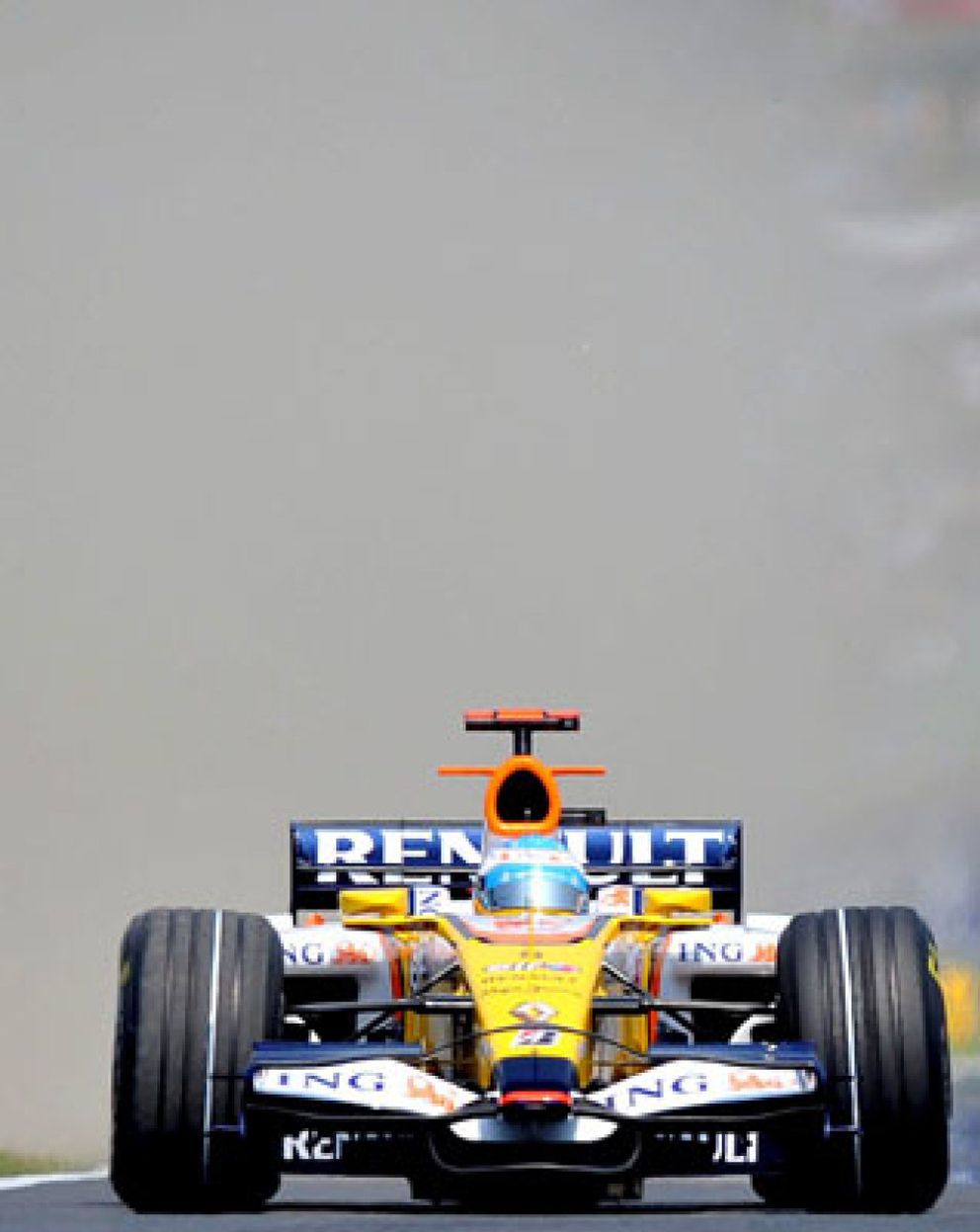 Foto: Alonso no quiere pecar de optimista porque delante tiene coches "más rápidos"