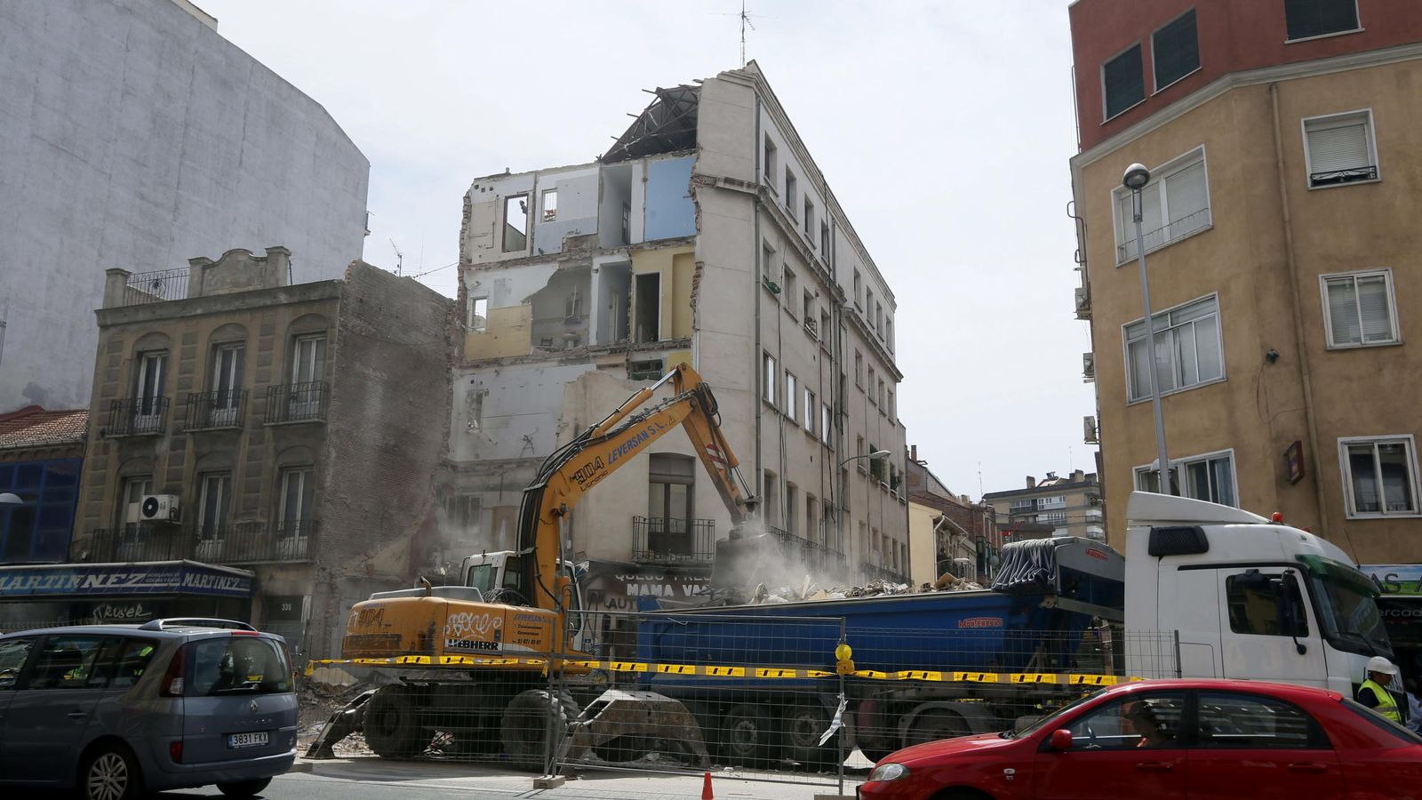 Foto: D Labores de desescombro hoy en el edificio de la calle Amalia, en el distrito de Tetuán (Madrid), que se derrumbó esta semana. (Efe)