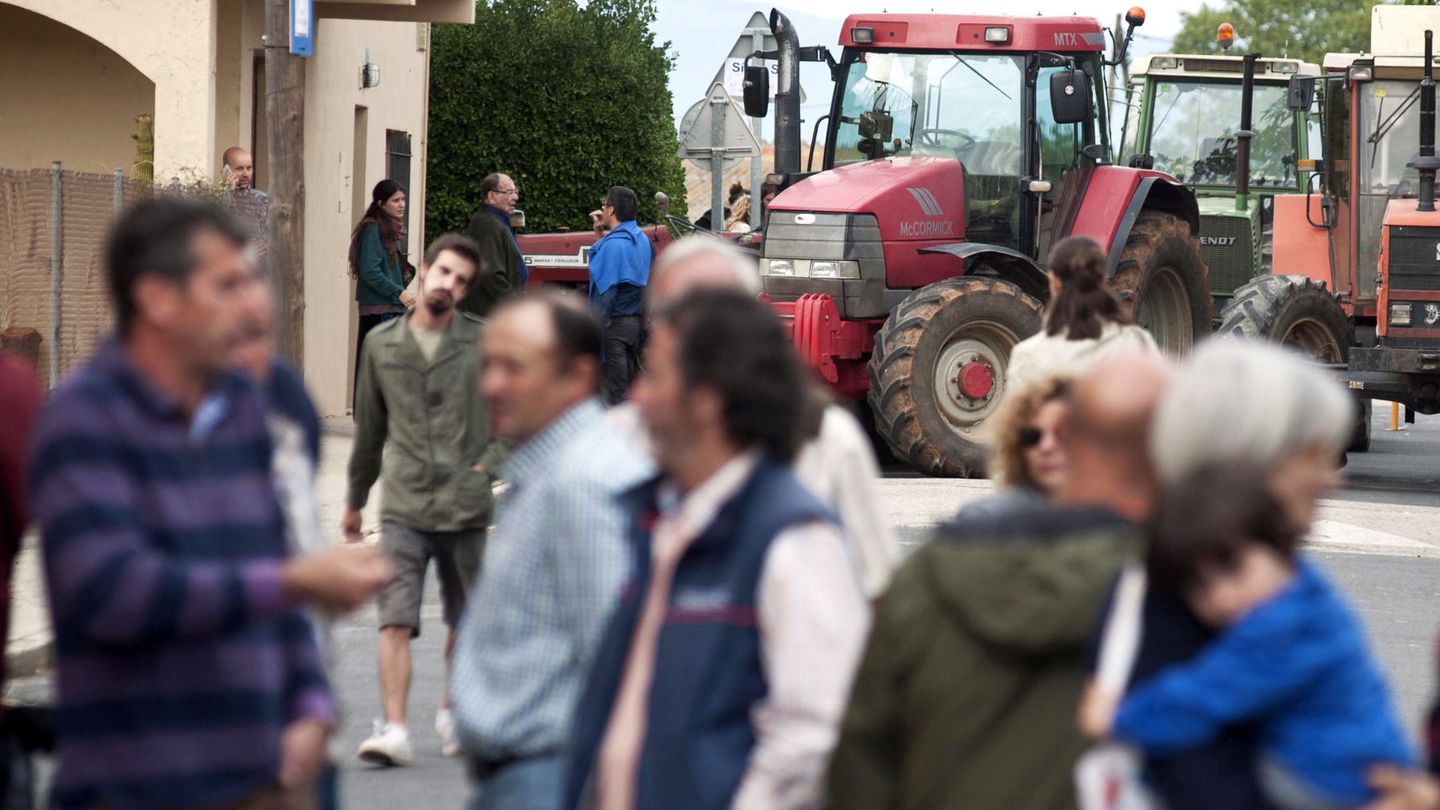 Tractores en Ventalló, el día del referéndum del 1 de octubre. (EFE)