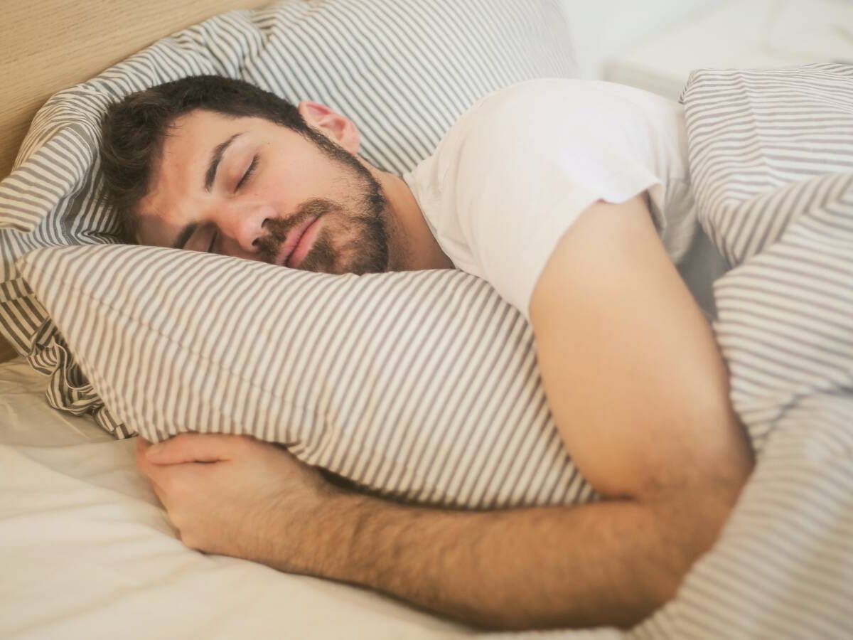 Foto: Hombres que dormís en pijama también en verano: estas son vuestras opciones (Pexels)