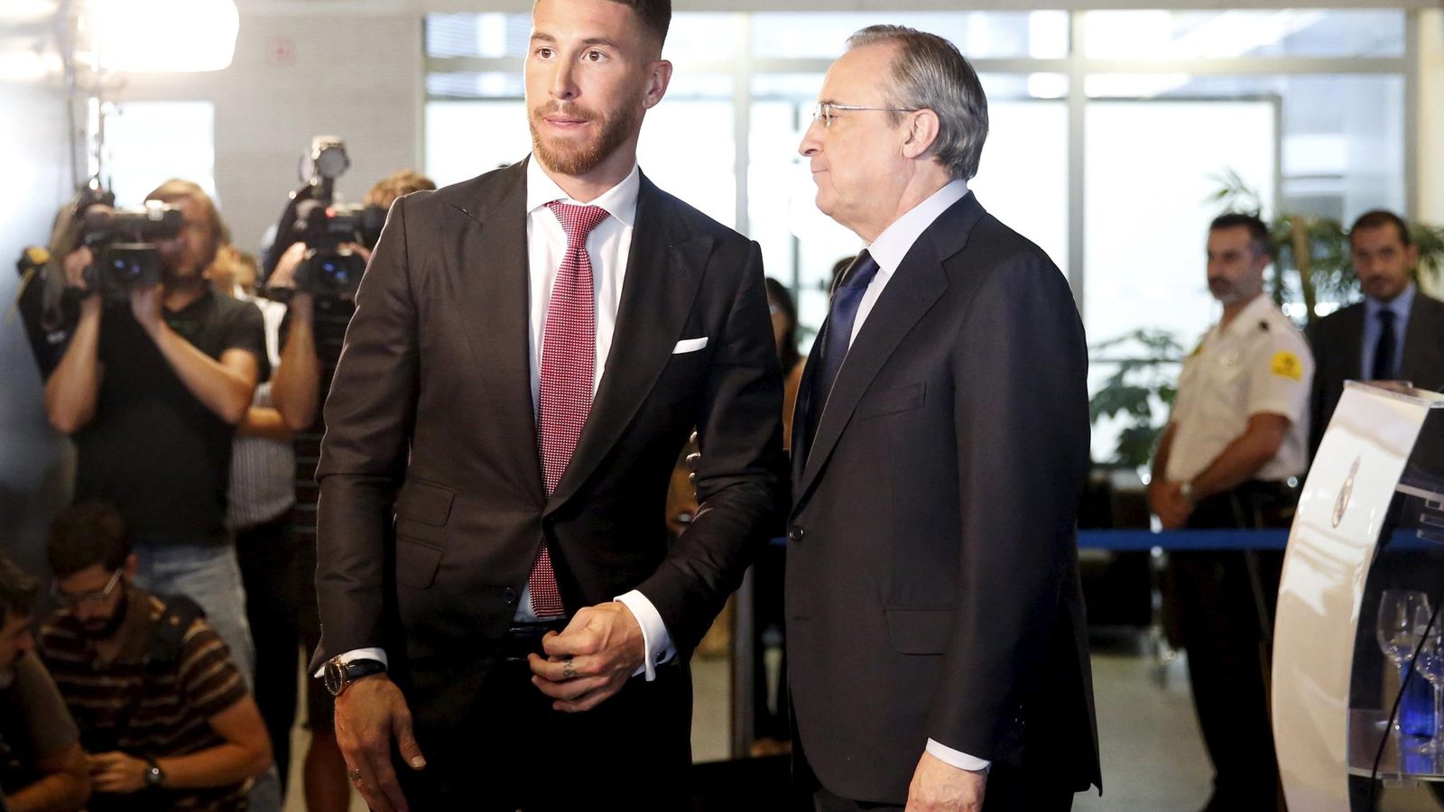 Foto: Sergio Ramos y Florentino Pérez, en el antepalco del Bernabéu. (EFE)