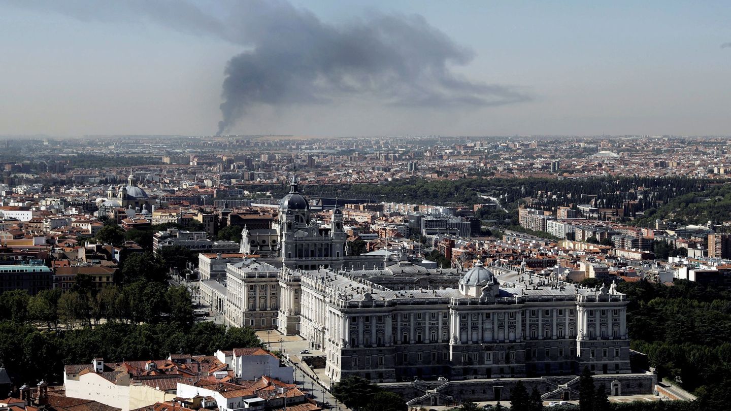 Vista desde el Edificio España de la capital del incendio que afecta la práctica totalidad de una planta productos químicos. (Efe)
