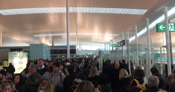Foto: Filas en el aeropuerto de El Prat para los controles de pasaportes. (Twitter)