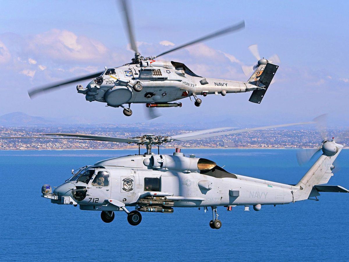Foto: Helicópteros de la US Navy MH-60R en configuración antisubmarino (arriba) y ataque (abajo) que presumiblemente podría adquirir Grecia. (US Navy)