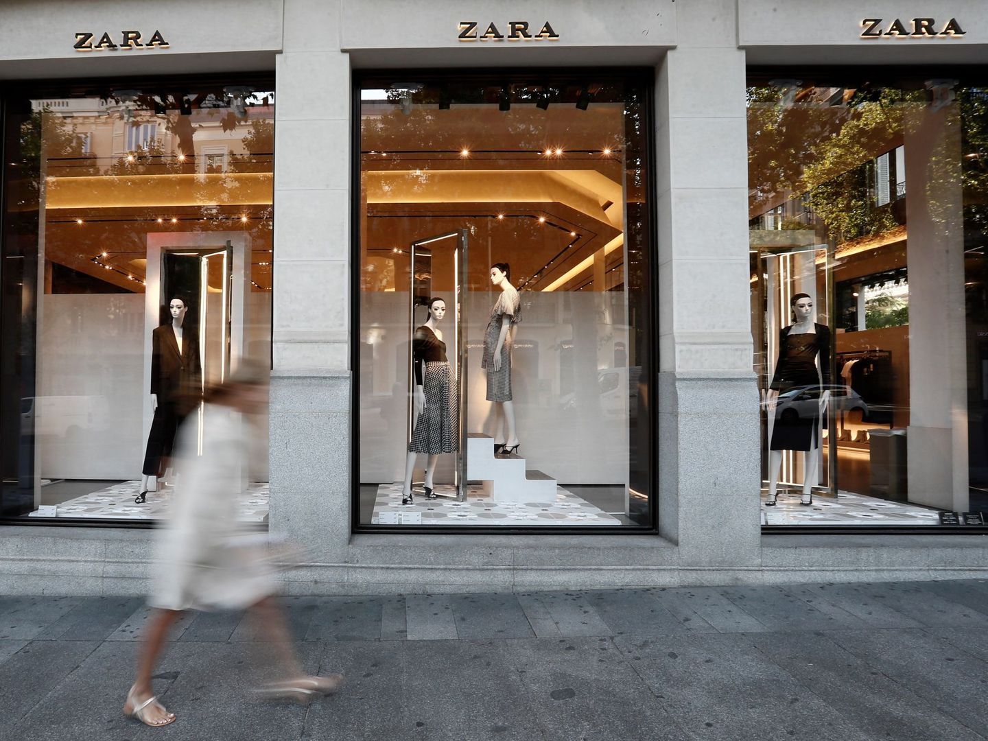 Vista de la fachada de una de las tiendas de la cadena Zara en Madrid. (EFE)