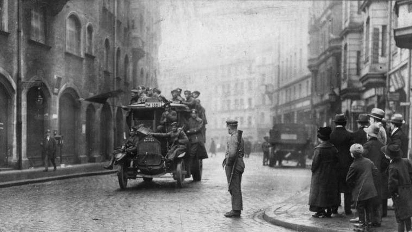 Soldados revolucionarios recorriendo las calles de Múnich