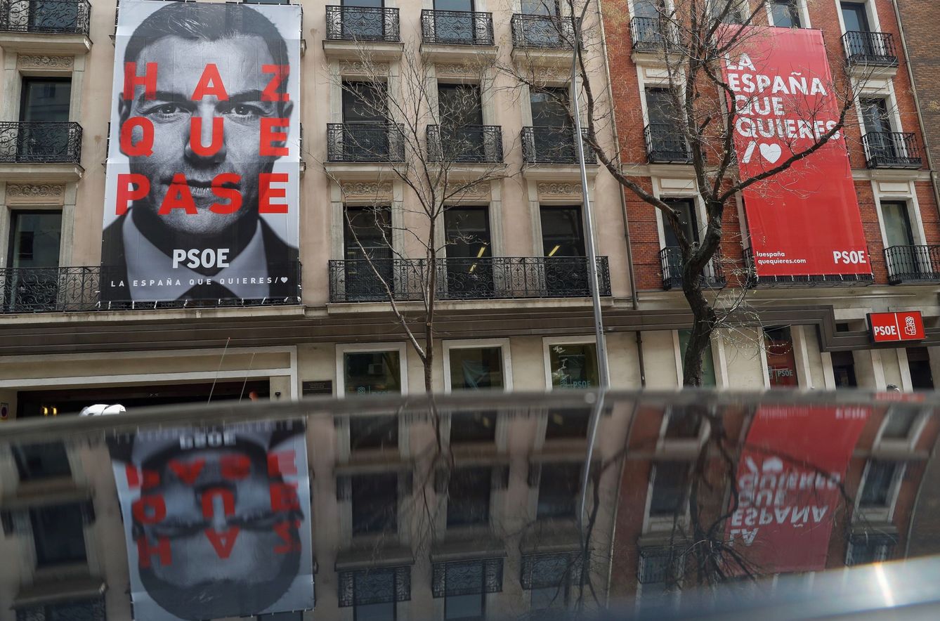 Carteles con el lema 'Haz que pase', eslogan de campaña del PSOE para las elecciones del 28-A. (EFE)