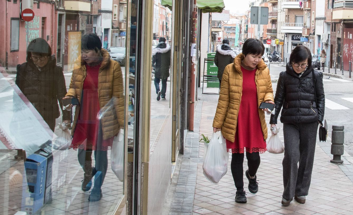Dos mujeres chinas caminan en el barrio de Usera, Madrid. (D. B.)