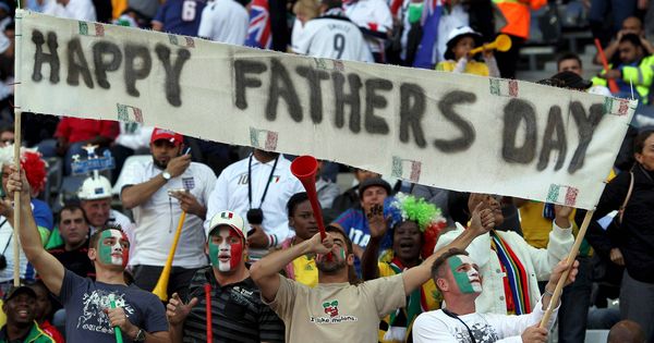 Foto: Una pancarta de 'Feliz día del padre' durante un partido Italia-Nueva Zelanda | EFE