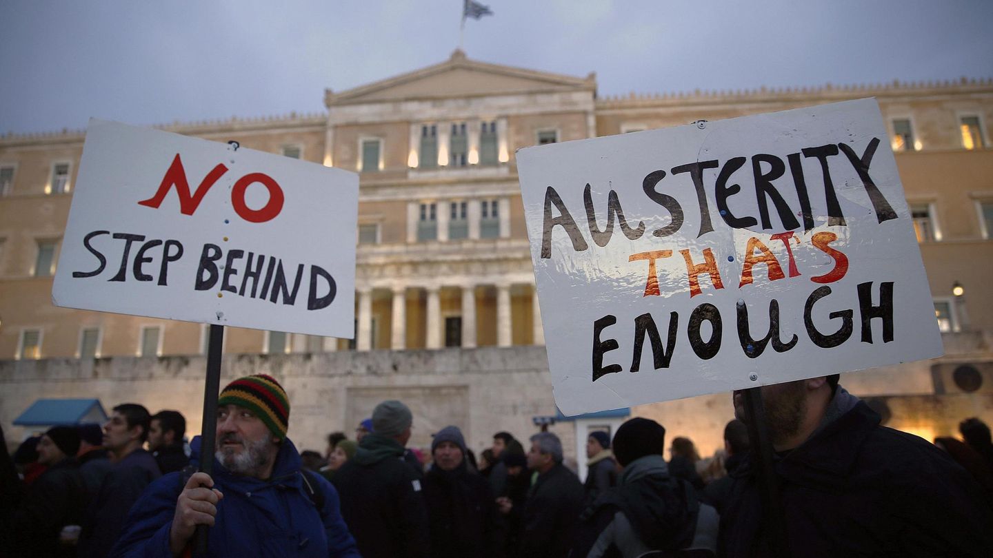 Ciudadanos griegos durante la protesta contra los recortes celebrada ante el Parlamento, en Atenas (Reuters).