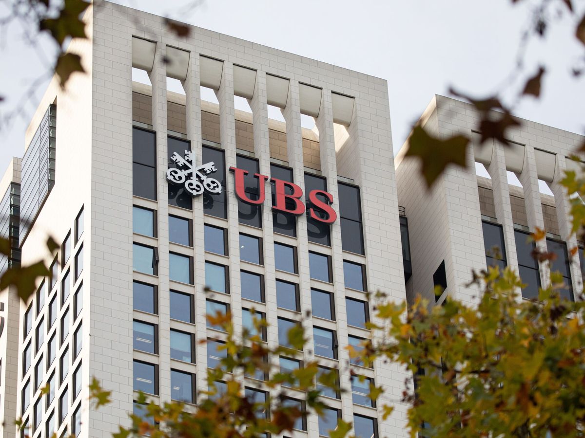 Foto: Logo de UBS en la sede de la entidad en Frankfurt, Alemania. (EFE/Andre Pain)