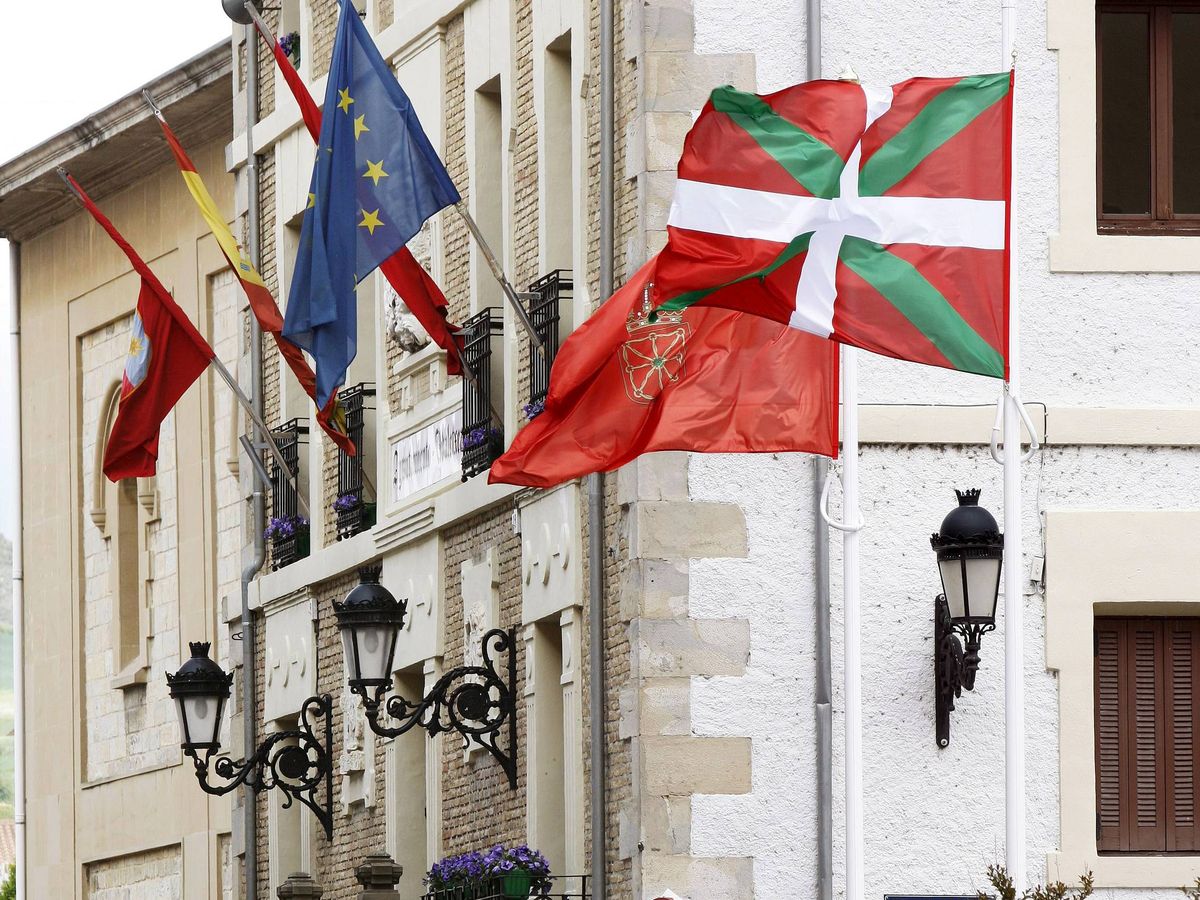 Foto: En 19 países se pueden encontrar ondeando banderas del País Vasco (EFE/Jesús Diges)