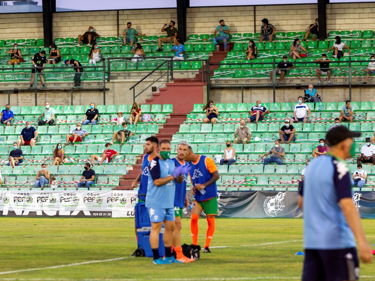 Foto: Encuentro del 'playoff' de ascenso a Segunda B entre el Extremadura y Villanovense (Efe).