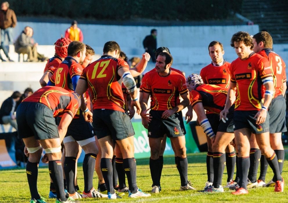 Foto: Los jugadores de la selección española de rugby conversan durante un encuentro. (Foto: www.ferugby.es)