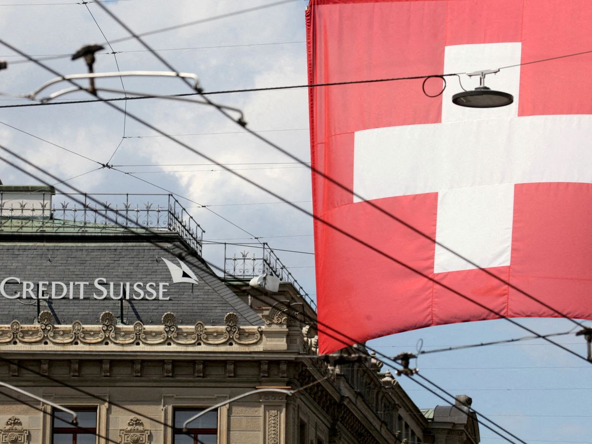 Foto: Bandera de suiza cerca de una sucursal de Credit Suisse en Zurich. (Reuters/ Arnd Wiegmann)