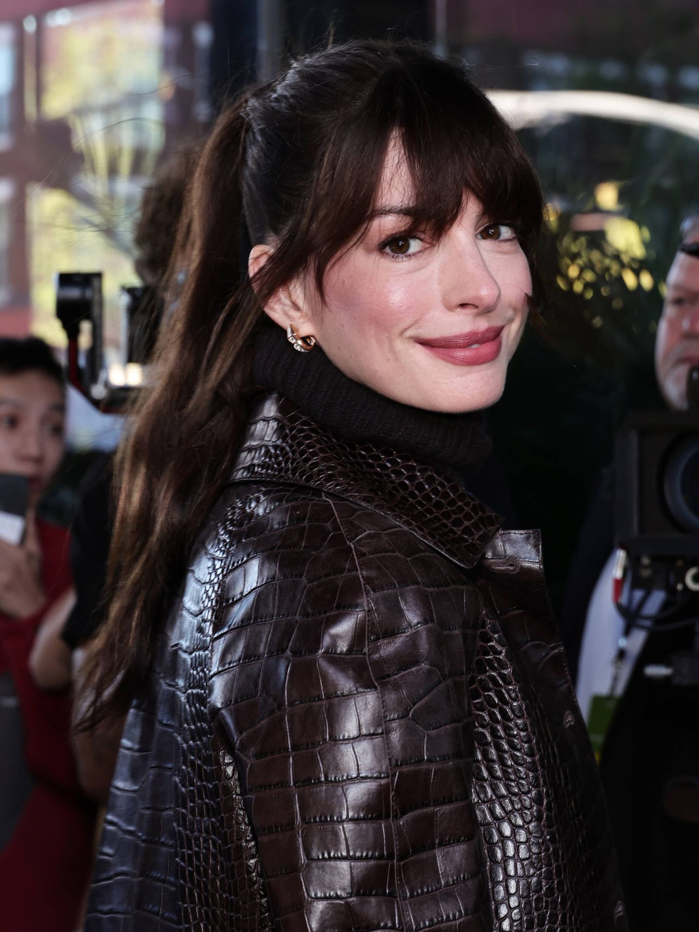 Anne Hathaway, en 2022 reutilizando el flequillo de 'El diablo viste de Prada' a su llegada al desfile de Michal Kors. (Getty/Jamie McCarthy)