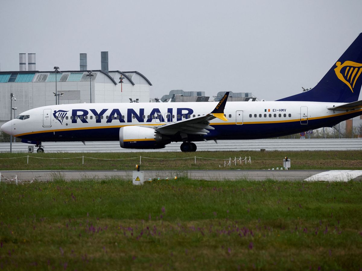 Foto: FAmenaza de bomba en un vuelo de Ryanair: cómo reclamar el dinero por vuelos cancelados o retrasados. (REUTERS / Stephane Mahe )