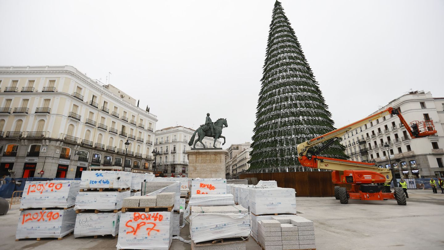 El montaje del arbol de Navidad que se ubica en la Puerta del sol