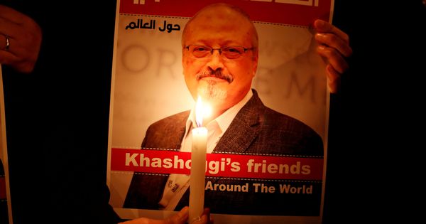 Foto: Imagen de Jamal Khashoggi en una manifestación. (Reuters)