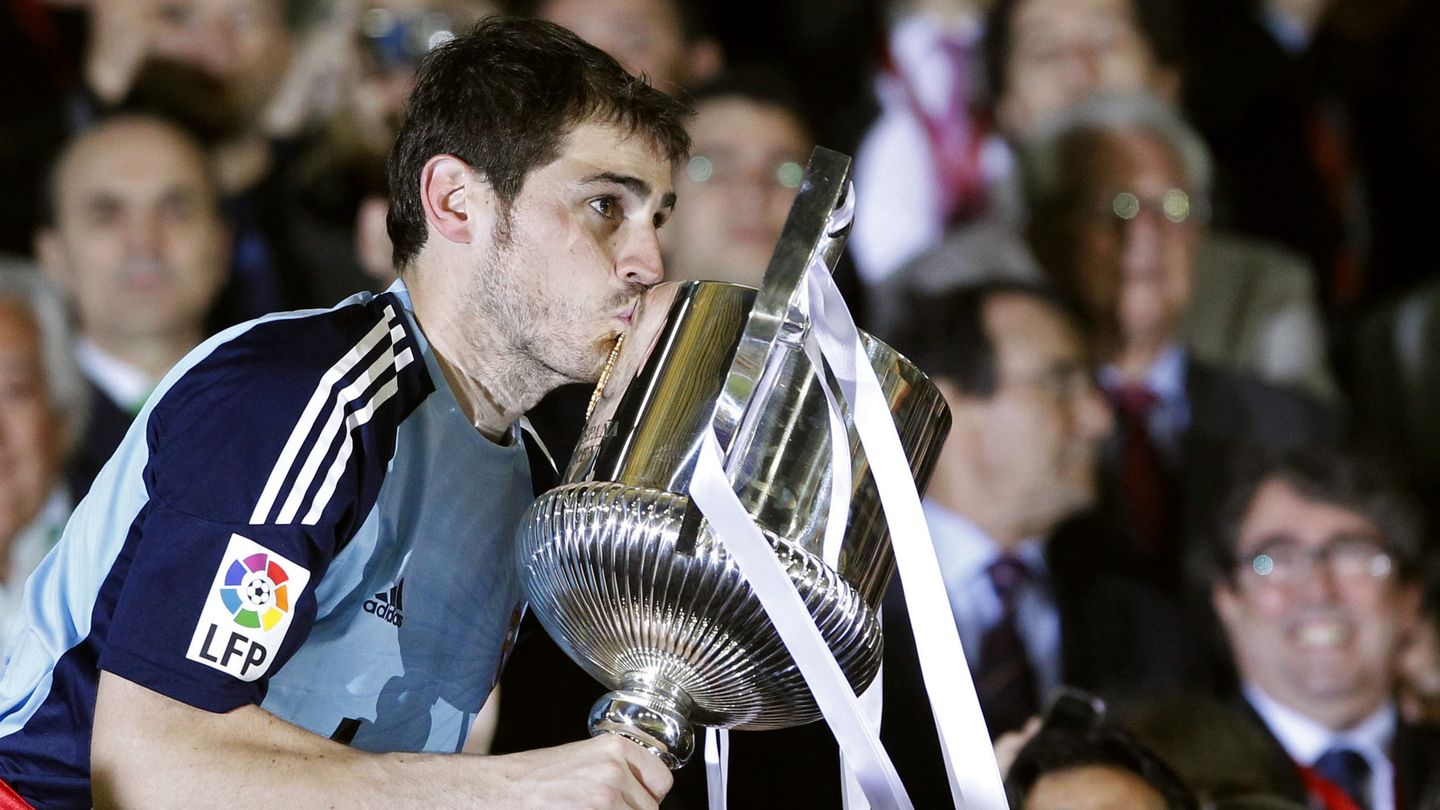 Iker Casillas con el título ganado en 2011 (Reuters).