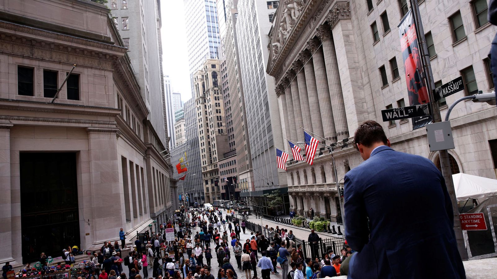 Foto: Un hombre sentado frente a la Bolsa de Nueva York. (Reuters)