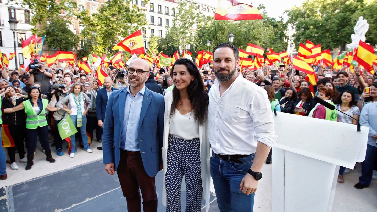 Jorge Buxadé, Rocío Monasterio y Santiago Abascal en una campaña electoral. (EFE)
