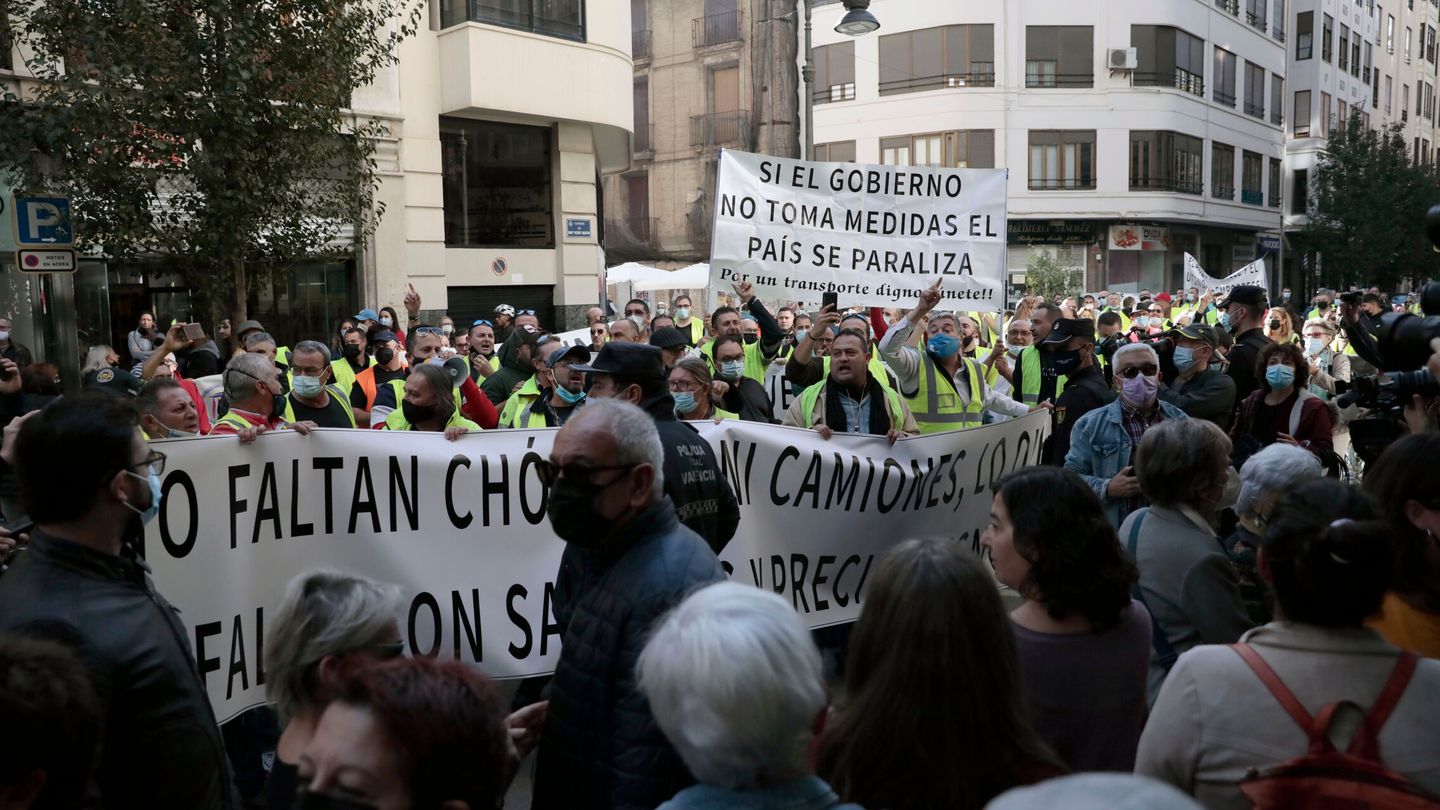 Protesta de los transportistas a la puertas del Teatro Olympia de Valencia. (EFE/Ana Escobar)