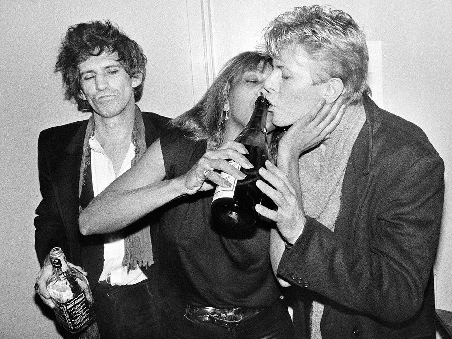 Keith Richards, Tina Turner y David Bowie después del show de Ritz (Bob Gruen); el libro recoge una de las fotos de la sesión.