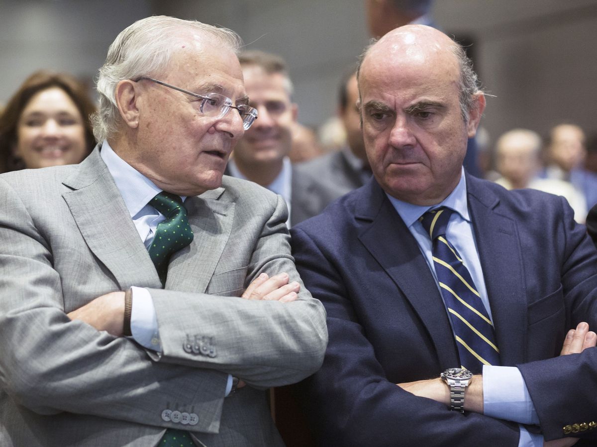 Foto: Manuel Azuaga (i), presidente de Unicaja Banco, y Luis de Guindos (d), vicepresidente del BCE. (EFE/Carlos Díaz)