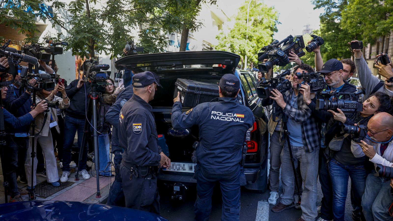 El juez mandó a los registros de Zapatero expertos en localizar escondites de dinero