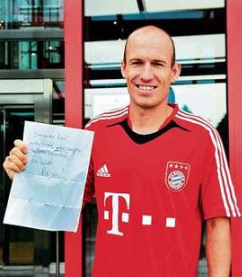 Foto: Robben da la bienvenida a Raúl en español y por escrito