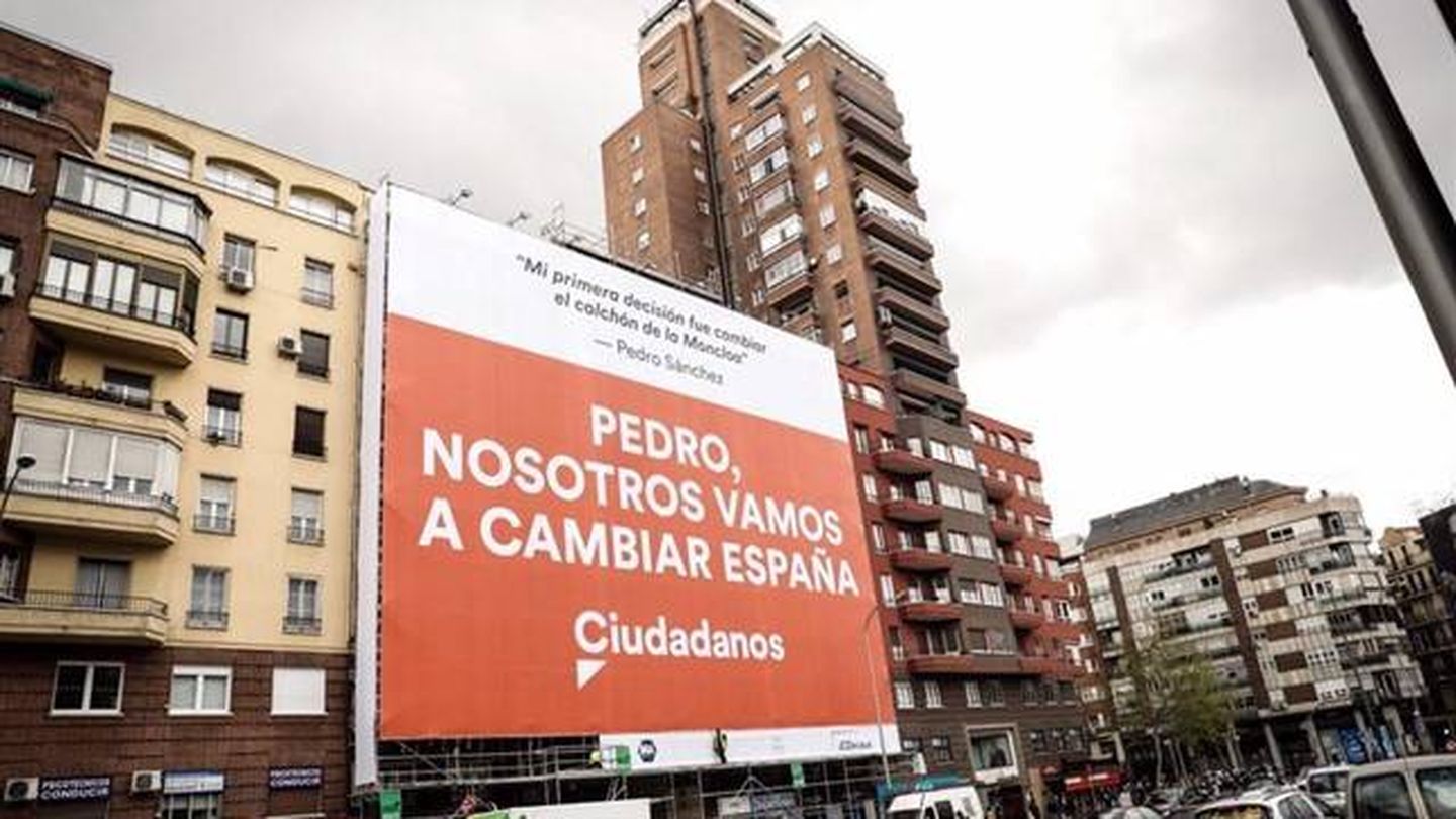 La lona de propaganda electoral de Cs contra Pedro Sánchez en la avenida de América de Madrid. (EP)