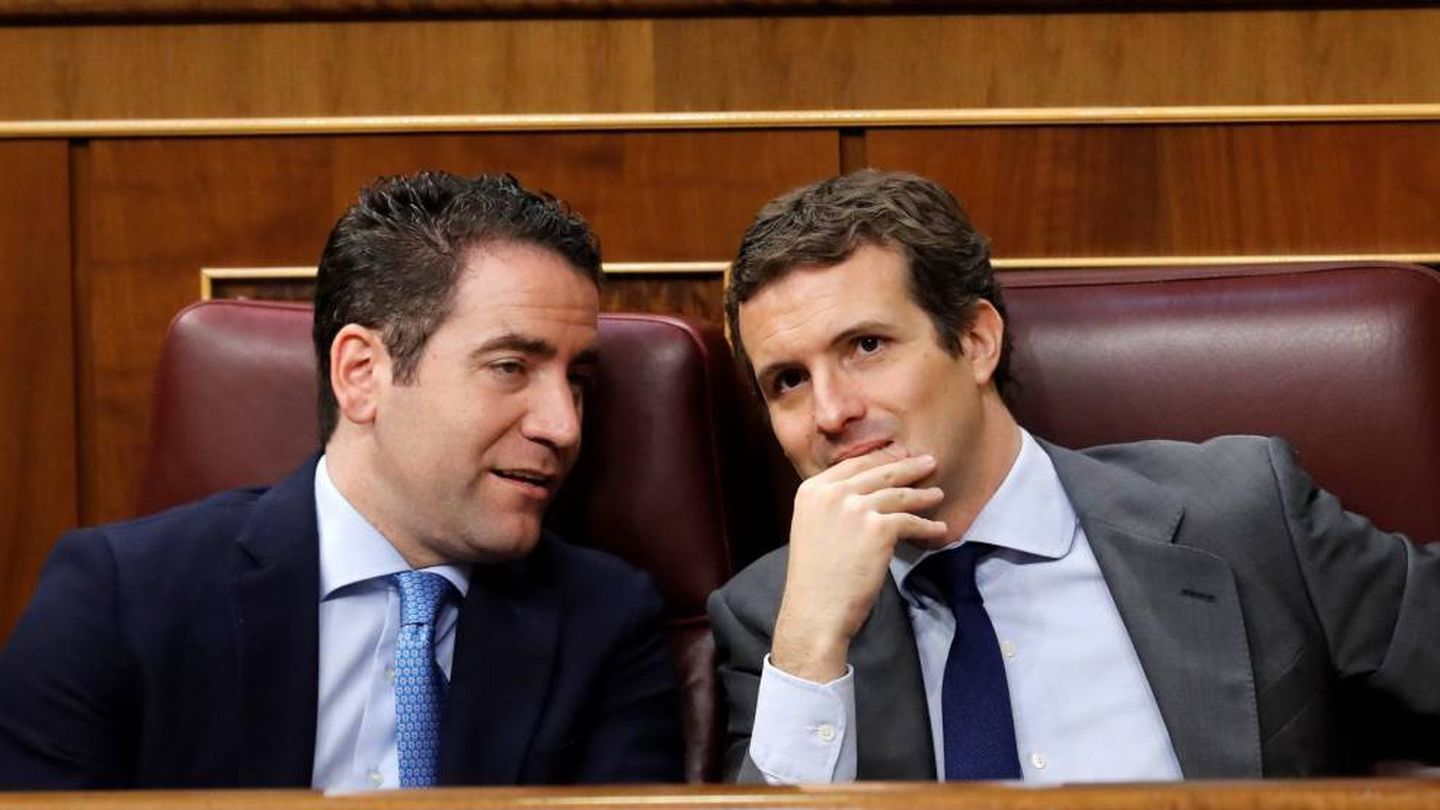 Teodoro García Egea, junto a Pablo Casado, en el debate de investidura. (EFE)