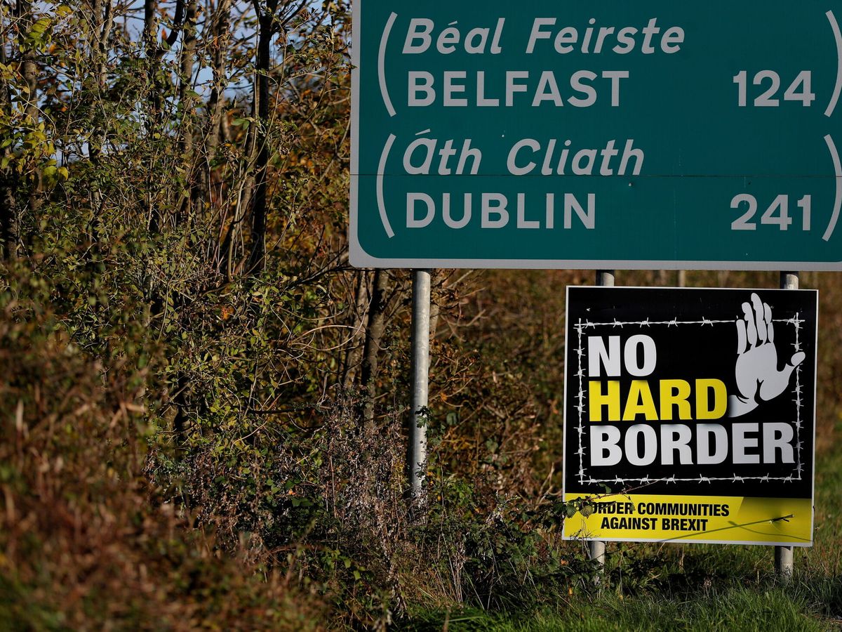 Foto: Un cartel contra una frontera 'dura' entre Irlanda e Irlanda del Norte. (Reuters)