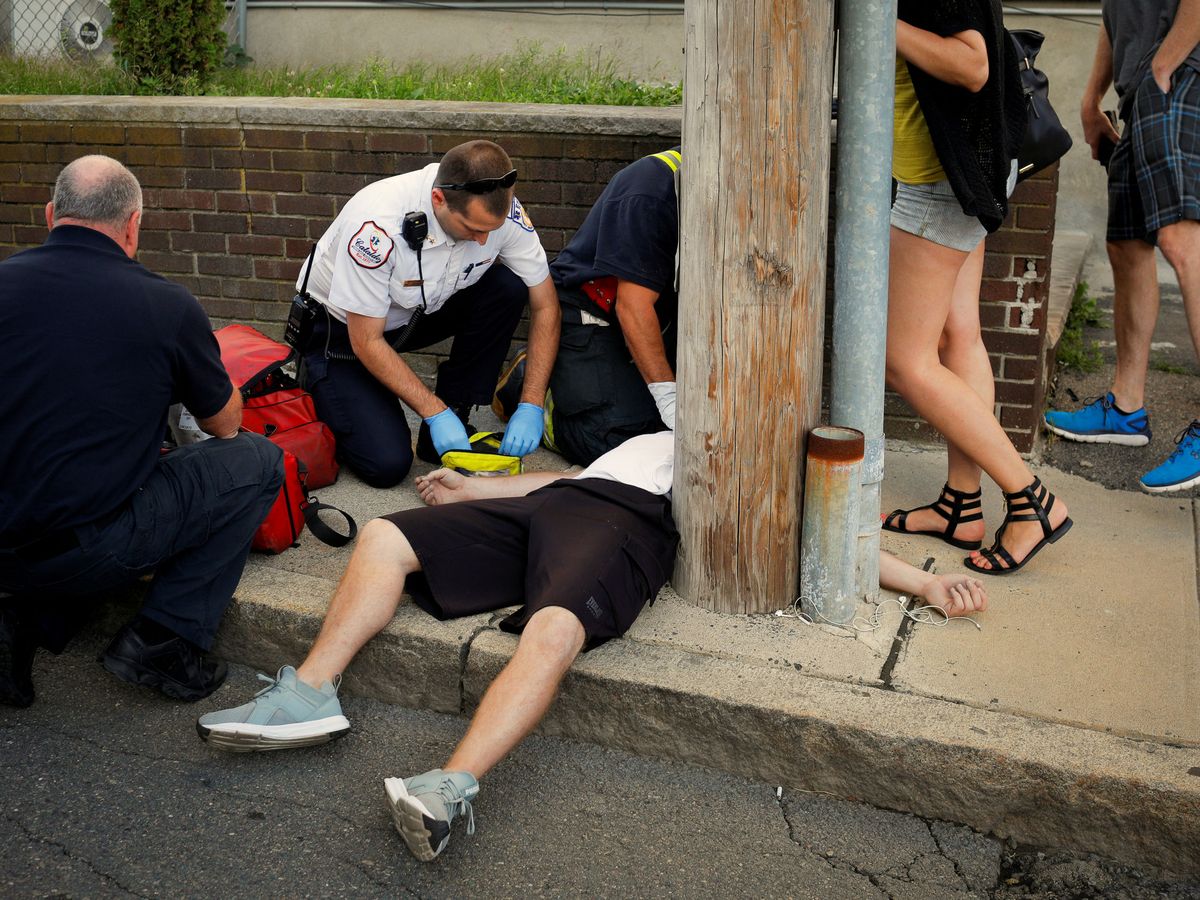 Foto: Atienden por sobredosis a una persona en Boston en medio de la gran crisis de opiáceos que sufre el país.