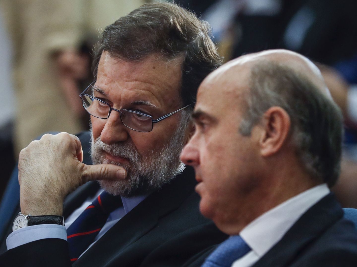 Rajoy (i), y Luis de Guindos (d), en la sede de la Cámara de Comercio de España. (EFE)