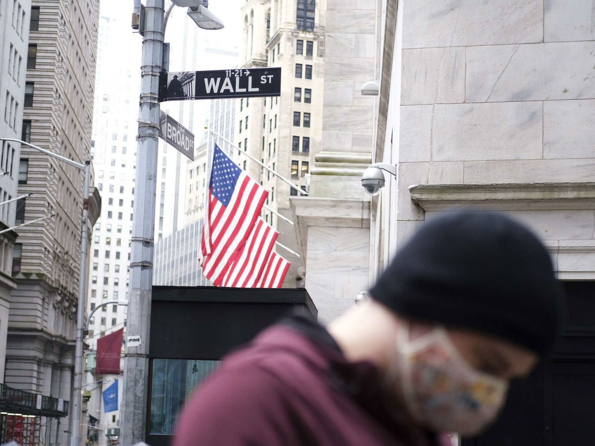 Foto: Un hombre camina por una calle aledaña a Wall Street. (EFE)