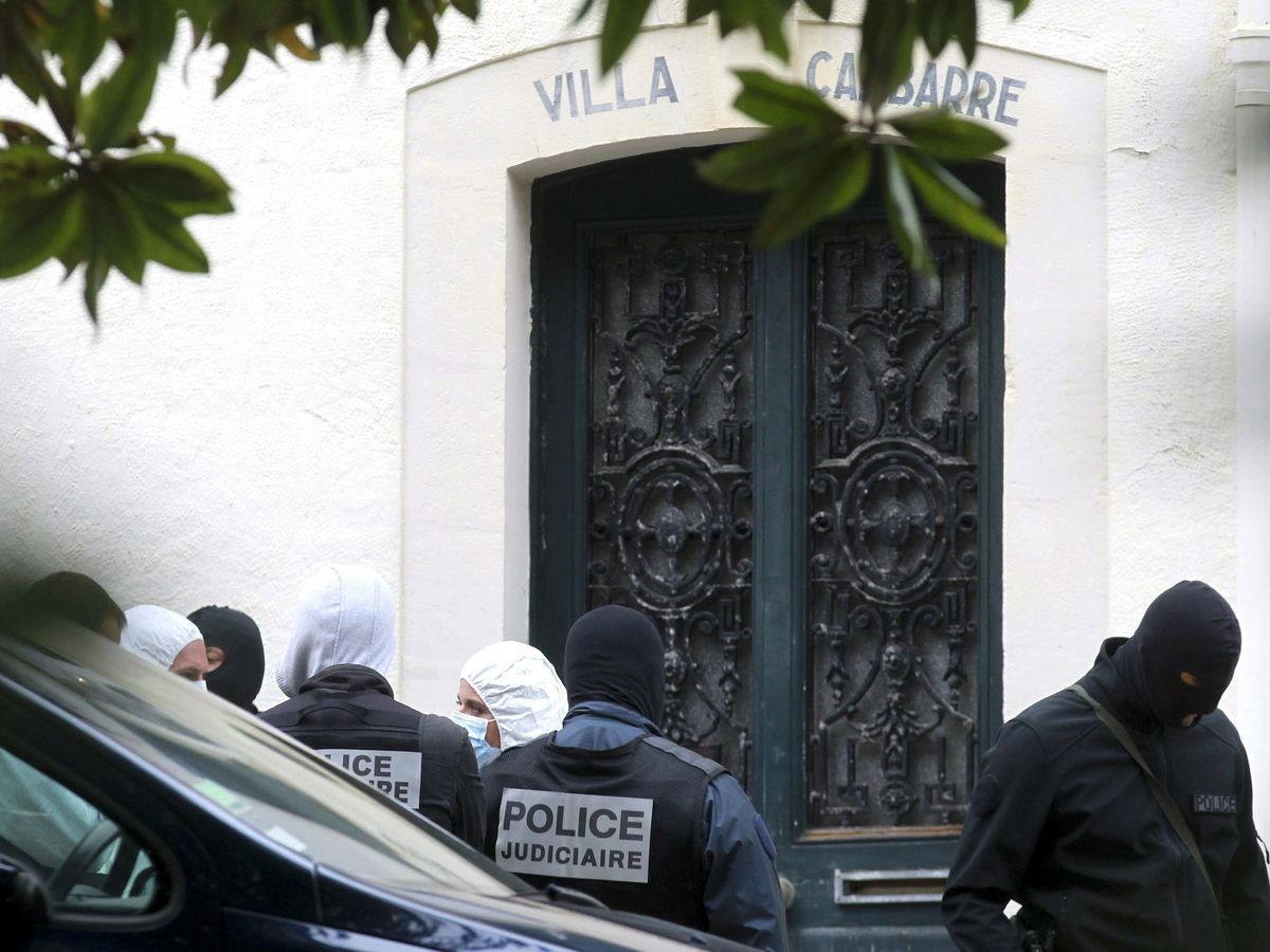 Foto: Imagen de archivo de agentes de la Guardia Civil y de la Policía Judicial francesa, en una operación contra un arsenal de ETA en Biarritz, en 2014. (EFE)