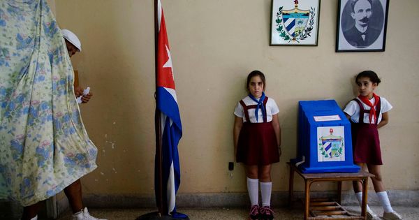 Foto: Un cubano tras depositar su voto en una colegio electoral de La Habana, Cuba, el 26 de noviembre de 2017. (Reuters)