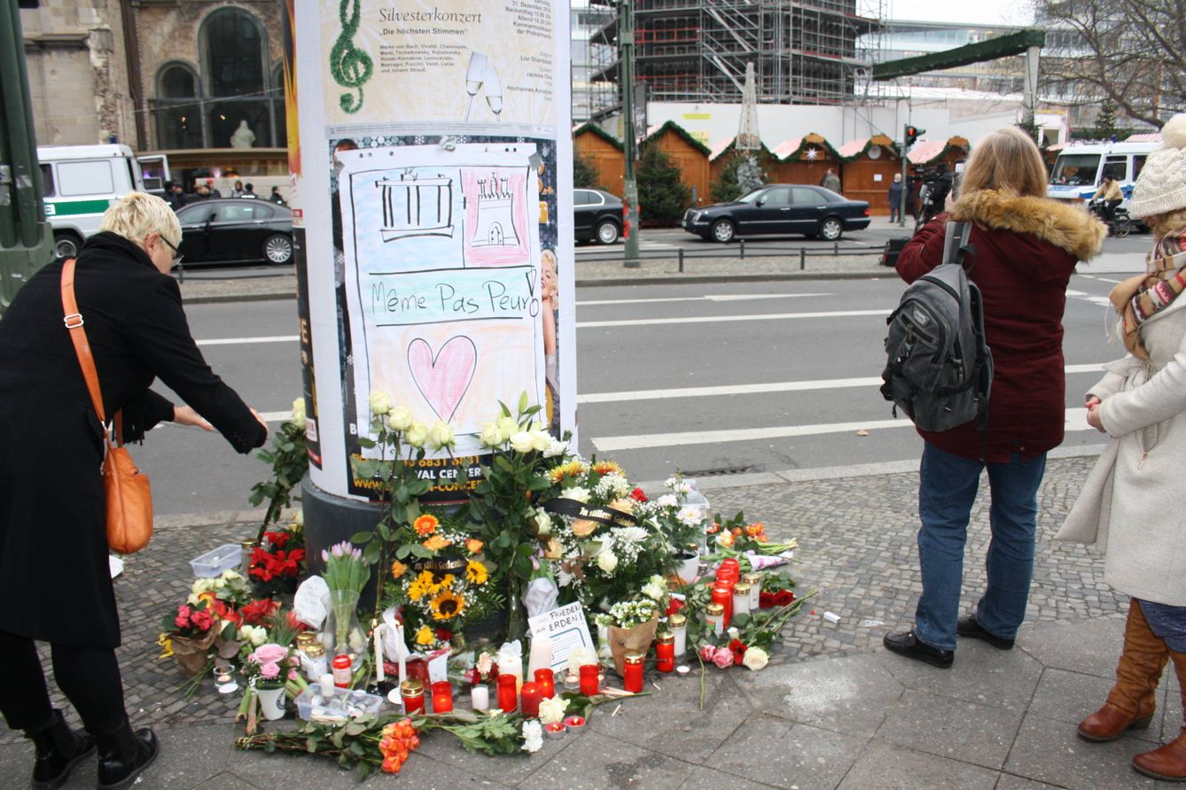 Berlineses depositan flores cerca del lugar del atentado. (S. Gómez)