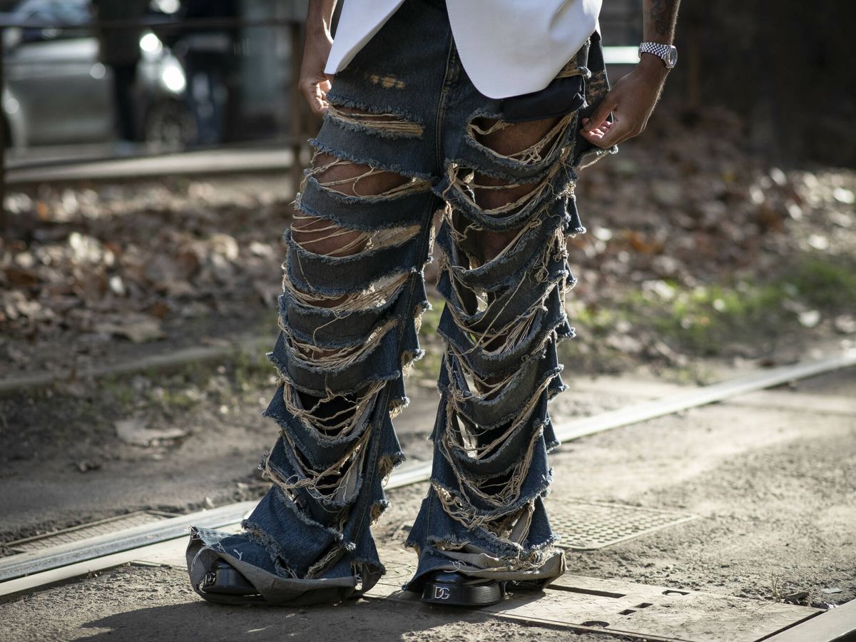 Foto: Unos 'ugly jeans' en el street style de Milán. (Launchmetrics Spotlight)
