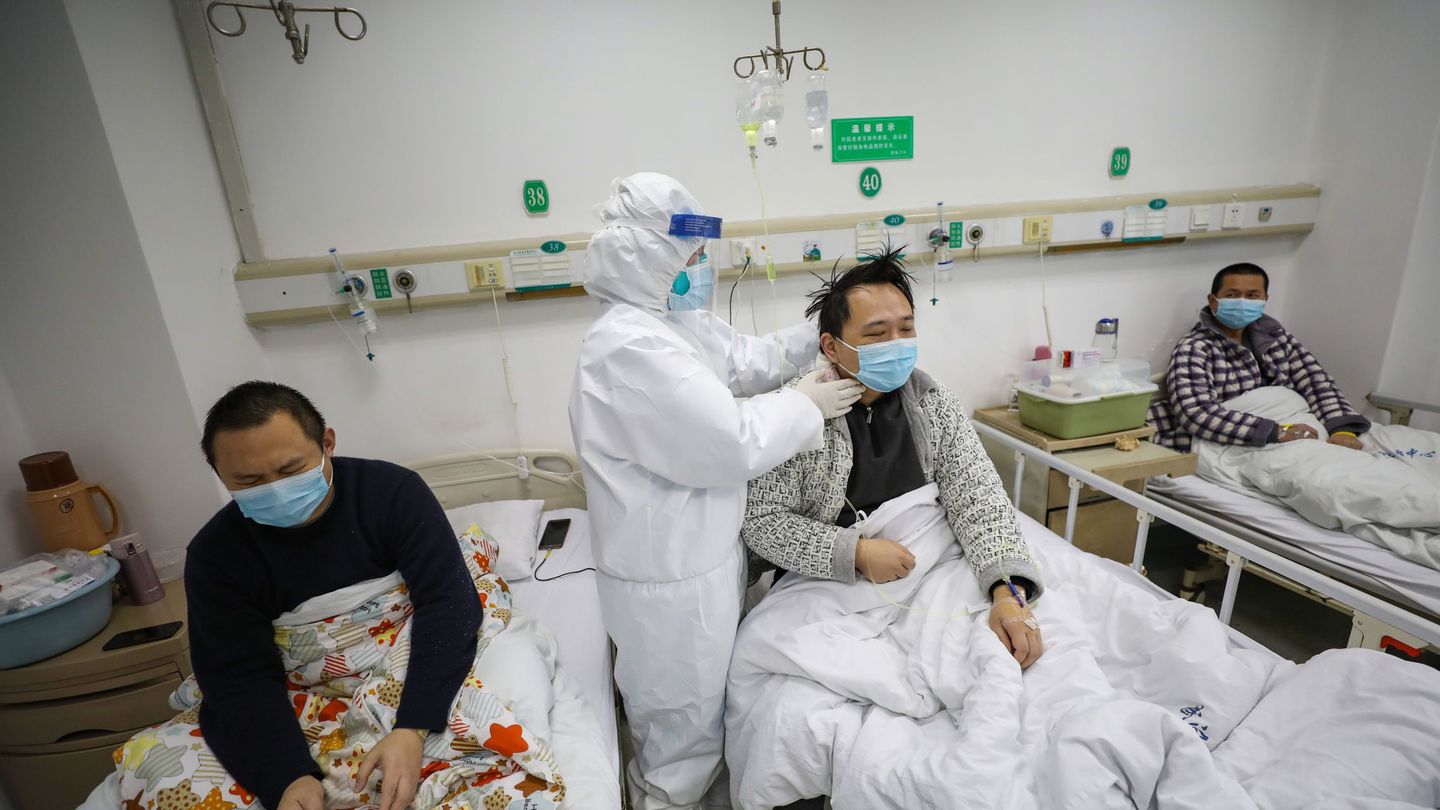 Un doctor chequea las condiciones de los pacientes en el Hospital de Jinyintan en Wuhan. (EFE)